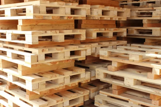 What are the benefits of using wooden pallets?